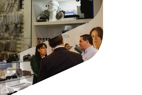 imagen de un stand con expositores y productos